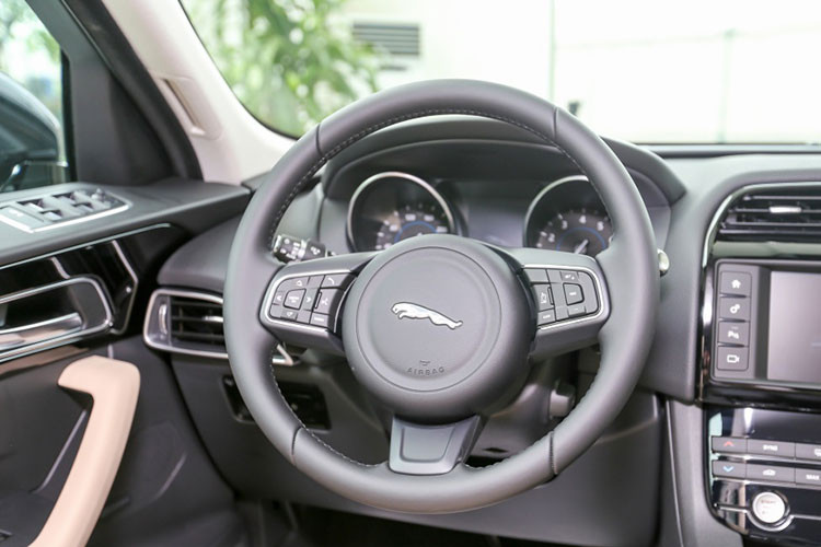 Những trang bị hiện đại của xe như; hệ thống thông tin giải trí InTouch Control Pro với màn hình cảm ứng 10,2 inch, hệ thống âm thanh Meridian cao cấp, hệ thống định vị vệ tinh có chế độ 3D, kết nối WiFi, màn hình 12,3 inch trong bảng đồng hồ hay màn hình hiển thị thông tin trên kính chắn gió HUD...