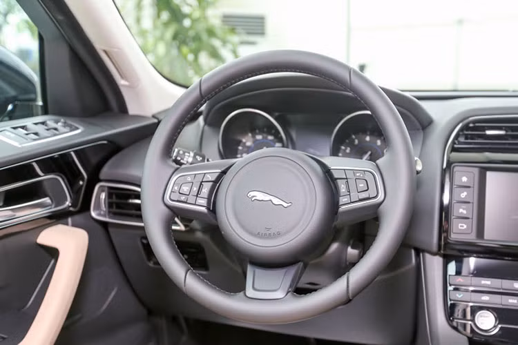 Những trang bị hiện đại của xe như; hệ thống thông tin giải trí InTouch Control Pro với màn hình cảm ứng 10,2 inch, hệ thống âm thanh Meridian cao cấp, hệ thống định vị vệ tinh có chế độ 3D, kết nối WiFi, màn hình 12,3 inch trong bảng đồng hồ hay màn hình hiển thị thông tin trên kính chắn gió HUD...