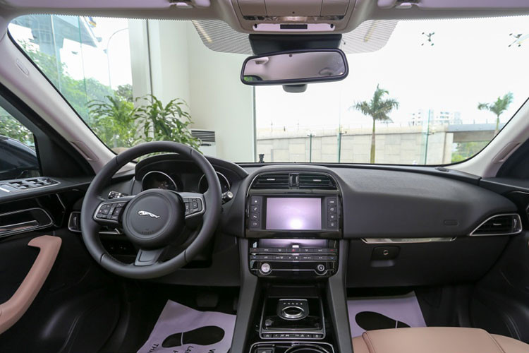 Bên trong xe, nội thất F-Pace hoàn toàn mới được bố trí 5 chỗ ngồi thoải mái. Các vật liệu cao cấp được sử dụng như gỗ, da, ốp nhôm xước, mạ chrome tạo nên sự sang trọng, tinh tế. Hệ thống đèn chiếu sáng nội thất có thể tuỳ chỉnh màu sắc cũng là một trang bị khơi gợi cảm xúc.