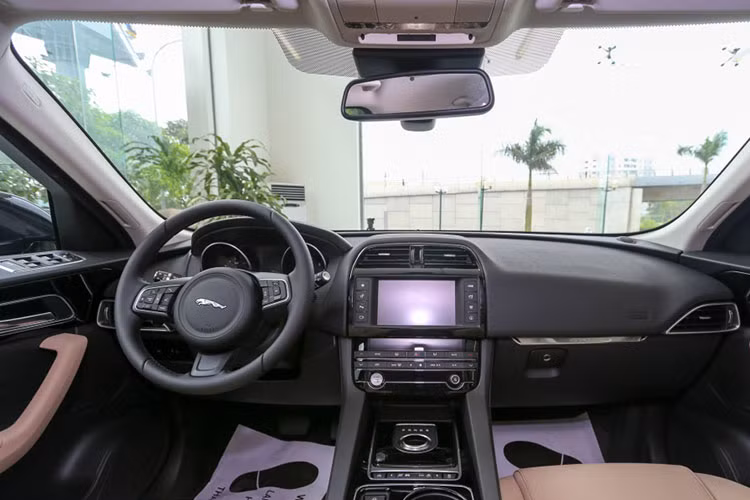 Bên trong xe, nội thất F-Pace hoàn toàn mới được bố trí 5 chỗ ngồi thoải mái. Các vật liệu cao cấp được sử dụng như gỗ, da, ốp nhôm xước, mạ chrome tạo nên sự sang trọng, tinh tế. Hệ thống đèn chiếu sáng nội thất có thể tuỳ chỉnh màu sắc cũng là một trang bị khơi gợi cảm xúc.