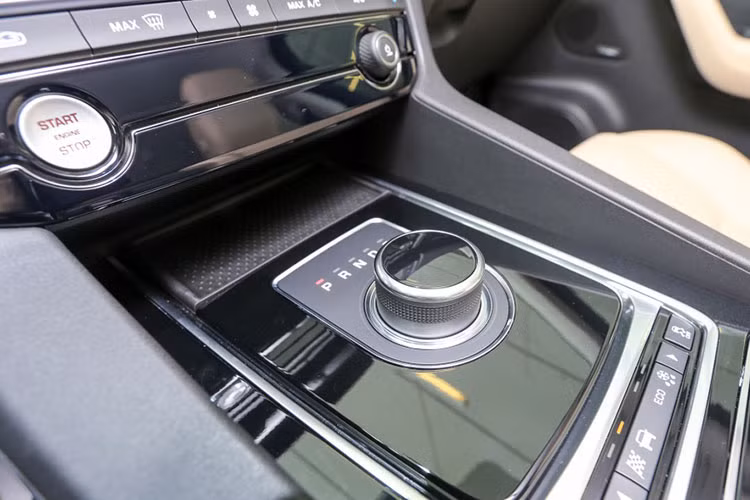 Về an toàn, Jaguar F-Pace được trang bị 8 túi khí, hệ thống kiểm soát lực kéo, kiểm soát hành trình, hỗ trợ phanh khẩn cấp EBA, phanh khẩn cấp AEB với cảm biến người đi bộ, điều hướng mô-men xoắn giúp vào cua an toàn, linh hoạt hơn, cân bằng điện tử hay cảnh báo va chạm quanh xe.