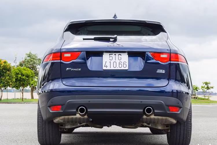 Tại Việt Nam, Jaguar F-Pace chỉ có một động cơ là máy xăng V6, siêu nạp, dung tích 3.0 lít với công suất tối đa 340 mã lực và mô-men xoắn cực đại 450 Nm. Động cơ kết hợp với hộp số tự động 8 cấp và hệ dẫn động 4 bánh toàn thời gian. Nhờ đó, xe có thể tăng tốc từ 0-100 km/h trong thời gian 5,8 giây và đạt vận tốc tối đa 250 km/h.