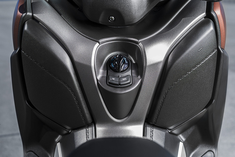 Giống như nhiều mẫu xe tay ga Yamaha trong thời gian gần đây, X-Max cũng đi kèm với hệ thống khóa thông minh Smart Key, cho phép người lái có thể khởi động và sử dụng xe mà chỉ cần đem theo chìa khóa bên người.