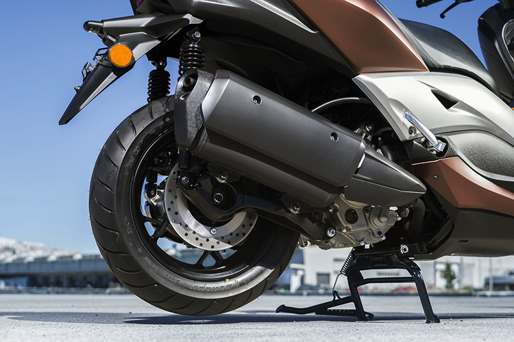 Các trang bị tiêu chuẩn khác của xe bao gồm cặp phuộc ống lồng trước và giảm xóc đôi lò xo trụ ở sau. Bình xăng của xe có dung tích 13,2 lít... cùng các chế độ lái khác nhau cho người sử dụng.