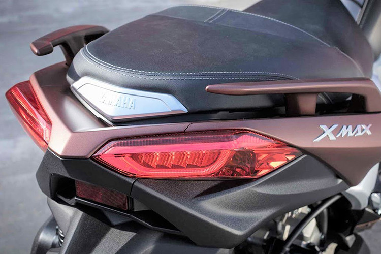 Tương tự như phía trước, đèn hậu của X-Max 300 cũng sử dụng công nghệ LED hiẹn đại. Chiếc xe có phần đuôi vuốt nhọn đầy thể thao, nối liền với các đường nét góc cạnh trên thân xe cá tính.