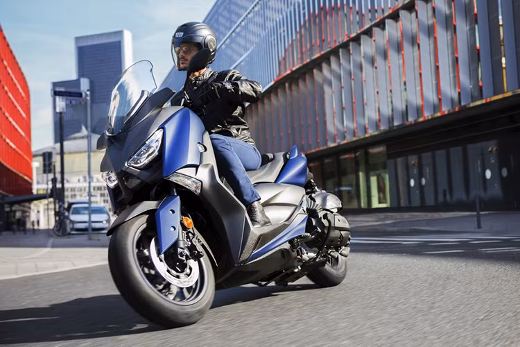 Tại thị trường Malaysia, giá xe Yamaha X-Max 250 2019 bán ra từ 21.225 Ringgit (tương đương 118 triệu đồng). Ngoài hai màu mới là xám nhám và đỏ nhám, còn có ba màu hiện tại là xám, trắng và đồng