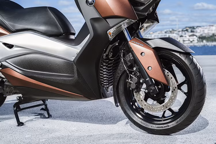 Yamaha X-Max 250 cũng được trang bị mâm trước với đường kính 15 inch và mâm sau 14 inch kèm theo hệ thống phanh đĩa ở cả 2 bánh đều được trang bị ABS, giúp xe ổn định hơn. So với X-Max thế hệ cũ, bộ khung trên chiếc xe mới cũng đã được thiết kế lại hoàn toàn.