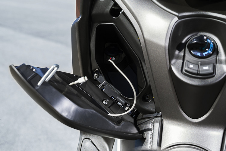 Xe được thiêt kế tay lái rộng và có kính chắn gió khá cao tương tự như các mẫu xe môtô phân khối lớn touring đường trường hiện nay. Phía trước mặt người lái sẽ là hai hộc đựng đồ có nắp đậy dùng để đựng các phụ kiện nhỏ gọn và kèm theo kết nối xạc các thiết bị không dây hoặc sử dụng làm nguồn cấp cho bơm điện để bơm hơi cho bánh xe. 