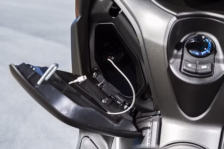 Xe được thiêt kế tay lái rộng và có kính chắn gió khá cao tương tự như các mẫu xe môtô phân khối lớn touring đường trường hiện nay. Phía trước mặt người lái sẽ là hai hộc đựng đồ có nắp đậy dùng để đựng các phụ kiện nhỏ gọn và kèm theo kết nối xạc các thiết bị không dây hoặc sử dụng làm nguồn cấp cho bơm điện để bơm hơi cho bánh xe. 