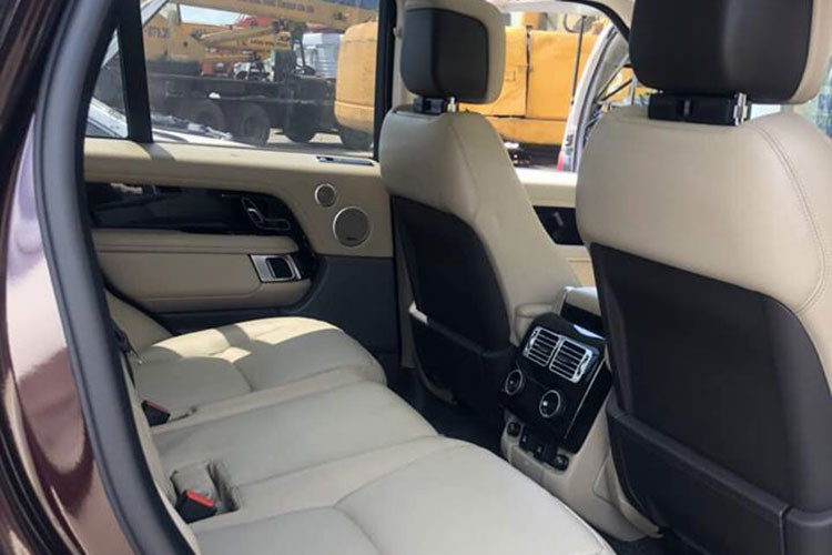 Ngoài ra, Range Rover phiên bản HSE đời 2018 cũng được trang bị nhiều tính năng hỗ trợ người lái như hệ thống ga tự động thích ứng, cảnh báo điểm mù, nhận diện biển giao thông, cảnh báo lệch làn đường, hỗ trợ đỗ xe với hệ thống camera 360, giám sát tài xế và nhiều tính năng cao cấp khác. Hệ thống thông tin-giải trí của xe gồm bộ loa Meridian 380W, hàng ghế sau có 2 màn hình hiển thị riêng.