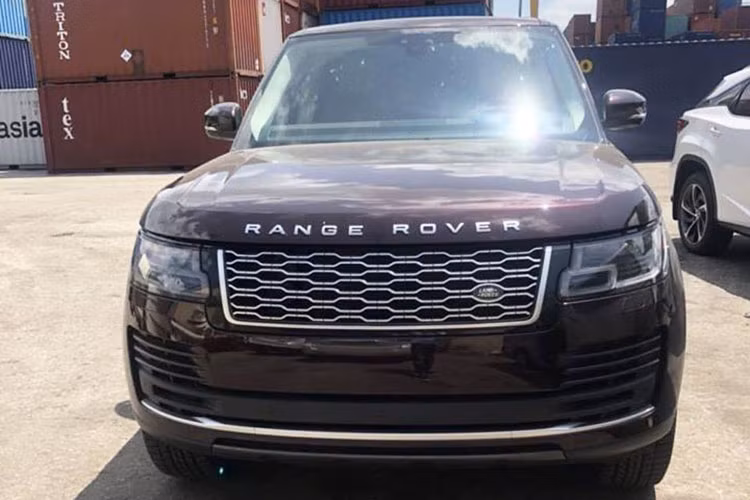 Giá xe Range Rover HSE 2018 khoảng 94.000 USD tại Mỹ, khi vể Việt Nam xe được các đại lý tư nhân thết giá hơn 8 tỷ đồng. Sở dĩ giá chào bán tại Việt Nam bị đẩy lên cao là do showroom chính hãng chưa nhập được xe. Đơn cử như mới đây, chiếc Lexus RX 350L 7 chỗ cũng được chào bán giá cao khoảng gấp 4 lần giá tại Mỹ.