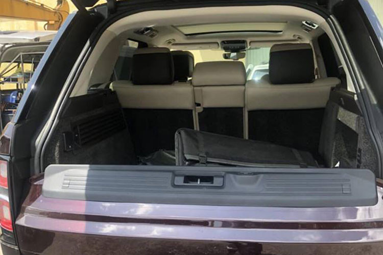 Range Rover HSE đời 2018 màu đỏ nho độc nhất Việt Nam được trang bị động cơ V6, dung tích 3.0 lít, tăng áp, sản sinh công suất tối đa 254 mã lực và mô-men xoắn cực đại 600 Nm. Động cơ của chiếc SUV hạng sang sẽ kết hợp cùng hộp số tự động 8 cấp và hệ dẫn động 4 bánh toàn thời gian.