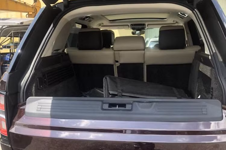 Range Rover HSE đời 2018 màu đỏ nho độc nhất Việt Nam được trang bị động cơ V6, dung tích 3.0 lít, tăng áp, sản sinh công suất tối đa 254 mã lực và mô-men xoắn cực đại 600 Nm. Động cơ của chiếc SUV hạng sang sẽ kết hợp cùng hộp số tự động 8 cấp và hệ dẫn động 4 bánh toàn thời gian.