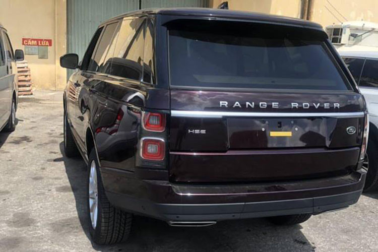 Range Rover 2018 sở hữu những thay đổi nhẹ ở một số chi tiết như cụm đèn pha tạo hình khác biệt, đèn LED chạy ban ngày thiết kế lại, khe gió và lưới tản nhiệt mang kiểu dáng mới. Đèn pha Pixel-Laser LED có chức năng tự điều chỉnh góc chiếu. Phía sau, cụm đèn hậu cũng được thay đổi nhẹ về tạo hình, trẻ trung nhưng cũng đầy quyến rũ. Xe sử dụng la-zăng 20 inch, 12 chấu, lớn hơn 1 inch so với bản tiêu chuẩn.