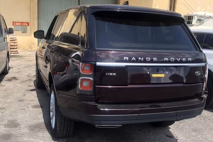 Range Rover 2018 sở hữu những thay đổi nhẹ ở một số chi tiết như cụm đèn pha tạo hình khác biệt, đèn LED chạy ban ngày thiết kế lại, khe gió và lưới tản nhiệt mang kiểu dáng mới. Đèn pha Pixel-Laser LED có chức năng tự điều chỉnh góc chiếu. Phía sau, cụm đèn hậu cũng được thay đổi nhẹ về tạo hình, trẻ trung nhưng cũng đầy quyến rũ. Xe sử dụng la-zăng 20 inch, 12 chấu, lớn hơn 1 inch so với bản tiêu chuẩn.