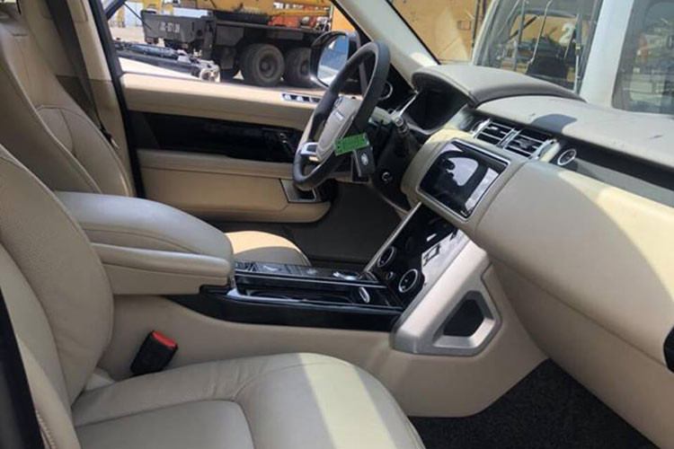 Hệ thống thông tin giải trí bao gồm; Touch Pro Duo với hai màn hình cảm ứng cỡ 10inch. Hệ thống sưởi, làm lạnh ghế có thể điều khiển trên màn hình cảm ứng. Ghế trước chỉnh điện 24 hướng, có sưởi và thông gió cũng như nhớ vị trí... Hàng ghế trước khá hiện đại, chỉnh điện 24 hướng.