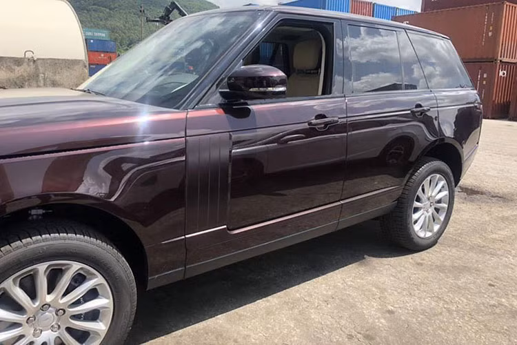 Như vậy, đây là chiếc Range Rover HSE đời 2018 thứ 3 có mặt tại Việt Nam, chiếc SUV hạng sang này do một công ty nhập khẩu tư nhân Hà Nội đưa về nước. So với 2 chiếc Range Rover HSE đời 2018 về nước trước đó mang màu sơn trắng, chiếc thứ 3 mới được khui công tại cảng Đà Nẵng có bộ áo màu đỏ nho độc nhất Việt Nam.
