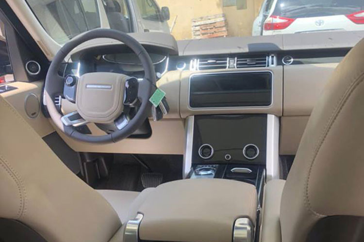 Bên trong khoang lái, chiếc SUV hạng sang Range Rover HSE đời 2018 mới này sở hữu các chi tiết nội thất màu kem sáng với điểm nhấn là mặt lưng ghế hoàn thành màu đỏ nho "tông xuyệt tông" với ngoại thất. Tất nhiên nội thất của chiếc Range Rover HSE 2018 này không thiếu các chi tiết được ốp gỗ bóng hay mạ crôm sáng bóng.
