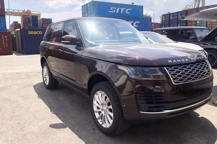 Những chiếc Range Rover đời 2018 bắt đầu được các công ty nhập khẩu tư nhân và cả chính hãng "ồ ạt" đưa về nước. Ngoài chiếc Range Rover Autobiography LWB 2018 chính hãng bất ngờ được đưa về nước, trong tháng 10 này, một chiếc xe Range Rover đời 2018 khác thuộc phiên bản HSE cũng vừa mới "khui công" tại cảng Đà Nẵng.