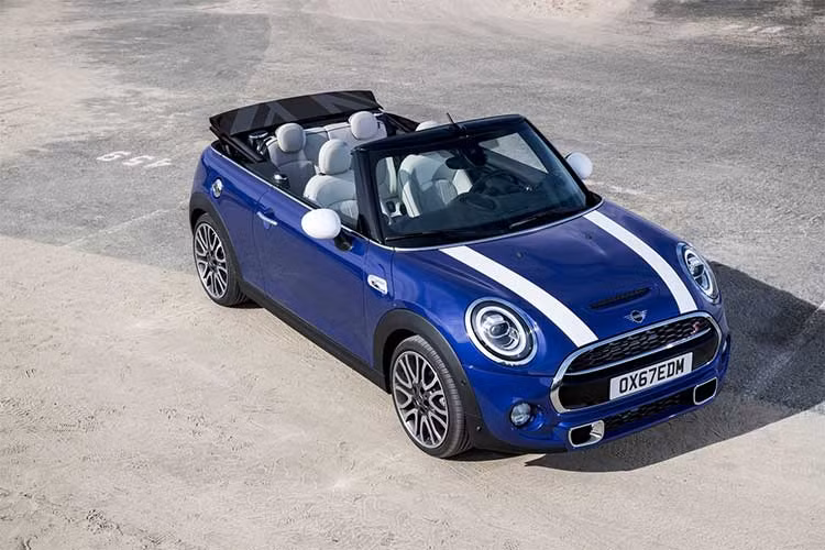 Thay vì cụm đèn hậu với các dải LED tròn như phiên bản cũ, MINI Cooper bản 2019 sở hữu thiết kế đèn có thể nói là độc đáo nhất trong Thế giới xe hiện nay. Không chỉ được nâng cấp hoàn toàn lên công nghệ LED.