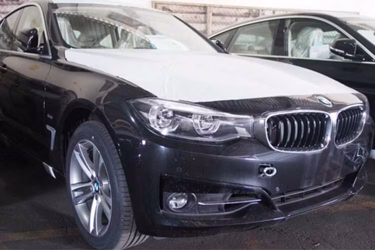 Những mẫu xe sang BMW cập cảng lần này bao gồm 3-Series, 4-Series (có cả 430i Gran Coupe mới), 5-Series (có 528i GT) và X5... Trong khi đó, xe mang thương hiệu MINI có Cooper, Cooper S và Countryman.