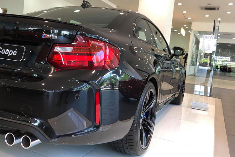 M2 Coupe sử dụng nhiều đường cong nhẹ nhàng kết hợp cùng những nét cắt đơn giản, như bên hông hay đuôi xe giúp phiên bản hiệu suất cao của chiếc xe BMW 2 Series có thể tiếp cận đối tượng khách hàng trẻ tuổi. Được xây dựng trên cơ sở của 235i, tuy nhiên hệ khung gầm của M2 được gia cố để chịu được lực lớn hơn nhiều so với "đàn anh" của mình.