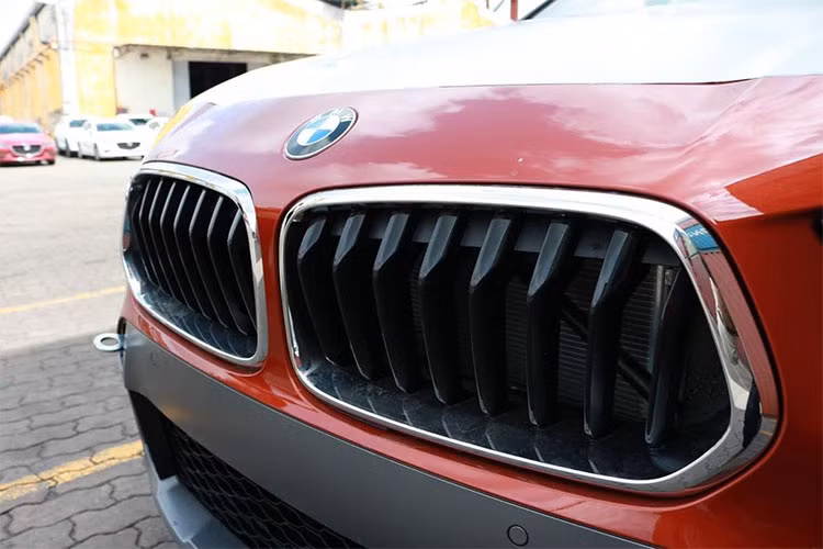 Ngay sau khi có thông tin BMW X2 2018 mới về Việt Nam, lập tức trên mạng xã hội đã xuất hiện những hình ảnh của xe tại cảng VICT - TP HCM và hé lộ một vài tính năng và phiên bản xe sắp được chính thức ra mắt.