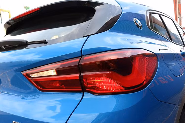 So với phiên bản ý tưởng X2 Concept, X2 mới có thiết kế giống tới 90%. Phần đầu xe với lưới tản nhiệt kép hình hình quả thận nay đã được lật ngược để tạo nên nét phá cách đặc biệt trong thiết kế. Cụm đèn pha trước góc cạnh hơn với các chi tiết đậm tính khí động học.