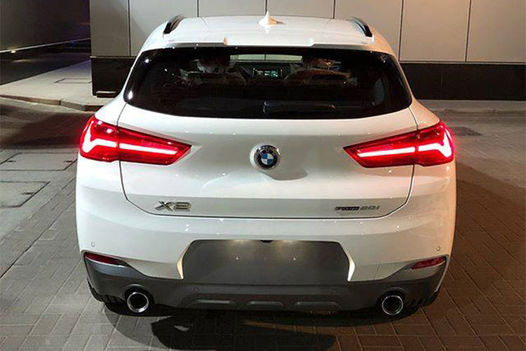 Khoang hành lý của xe có thể tích 470 lít và có thể mở rộng một cách linh hoạt với các ghế ngồi gập 40/20/40. Trên thị trường toàn cầu, X2 hoàn toàn mới sẽ có 3 phiên bản lựa chọn là: Base (Tiêu chuẩn), M Sport và M Sport X. Hiện chưa rõ X2 tại Việt Nam sẽ có những phiên bản nào.