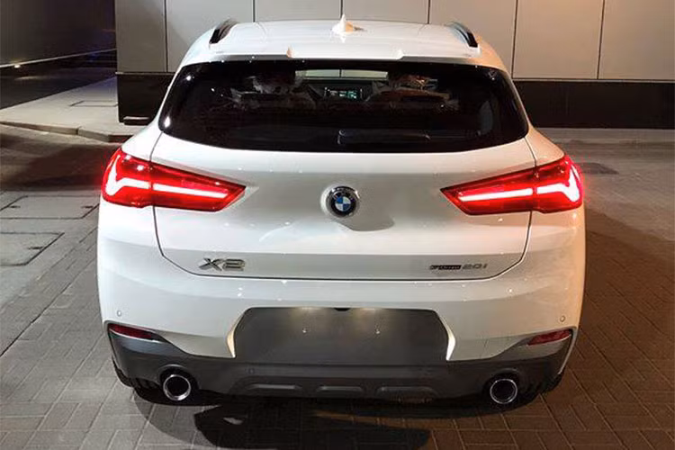 Khoang hành lý của xe có thể tích 470 lít và có thể mở rộng một cách linh hoạt với các ghế ngồi gập 40/20/40. Trên thị trường toàn cầu, X2 hoàn toàn mới sẽ có 3 phiên bản lựa chọn là: Base (Tiêu chuẩn), M Sport và M Sport X. Hiện chưa rõ X2 tại Việt Nam sẽ có những phiên bản nào.