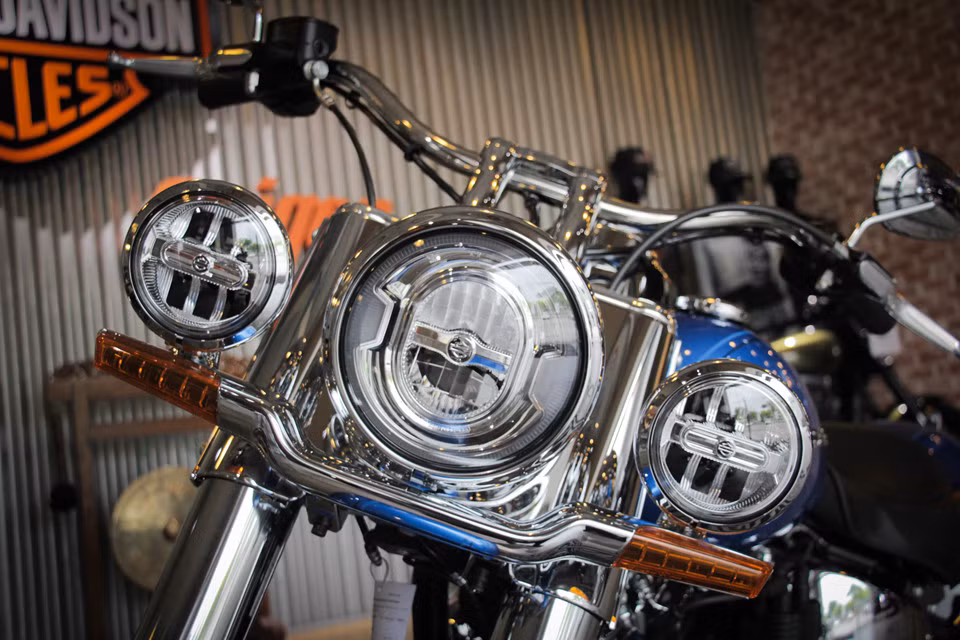 Cụm ghi đông Pullback chú trọng đến đặc tính công thái học, giúp sải tay dễ dàng. Tay lái cong và gần hơn đến người lái nhằm tăng sự tự tin khi điều khiển và giúp đồng xe nhìn năng động hơn.