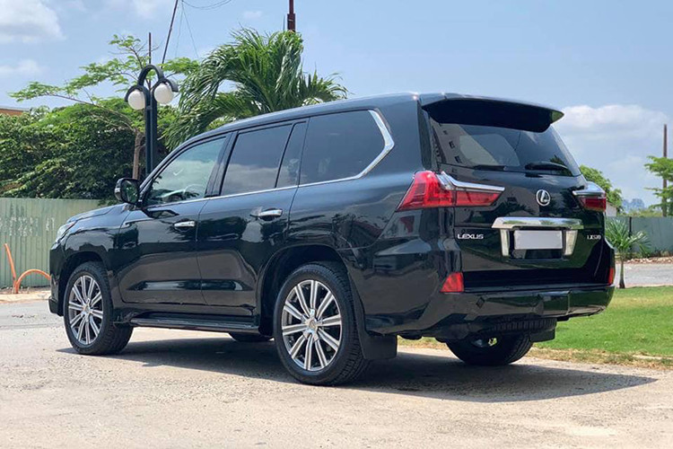 LX570 được trang bị động cơ lớn nhất từng có trên xe hạng sang Lexus. Động cơ V8 5.7L kết hợp với hộp số tự động 8 cấp với dải tỷ số truyền rộng và sát nhau, cho công suất cực đại 367 mã lực/5600vòng/phút &amp; Mô men xoắn 530Nm/3200 vòng/phút. Hộp số tự động đa chế độ và lẫy chuyển số trên vô lăng cho phép chuyển số bằng tay. 5 chế độ lái trên xe, gồm: Normal, Eco, Comfort, Sports và Sports +.