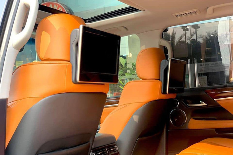 Hàng ghế sau tích hợp màn hình giải trí độ phân giải cao cỡ 11,6 inch. Trang bị an toàn bao gồm; hệ thống theo dõi cảnh báo áp suất lốp (TPMS), hệ thống cảnh báo điểm mù (BSM) sử dụng sóng ra-đa và chức năng cảnh báo điểm mù khi lùi (Rear Cross Traffic Alert) phát hiện và thông báo khi phương tiện khác tiến đến vùng không gian xe sẽ lùi...