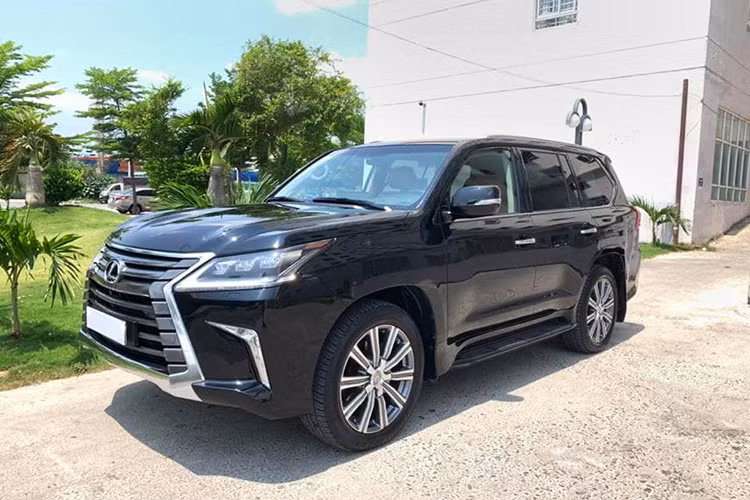 Giá xe Lexus LX570 phiên bản mới nhất đang được bán chính hãng tại Việt Nam ở mức khoảng hơn 8 tỷ đồng. Chiếc xe trong bài viết này là phiên bản 2016 được chủ nhân chào bán với giá hơn 6 tỷ đồng - khá cao so với một chiếc xe sang LX750 đã qua sử dụng 4 năm. Được biết, vào năm 2017 chiếc xe này được đại lý tư nhân chào bán khoảng 6.9 tỷ đồng.