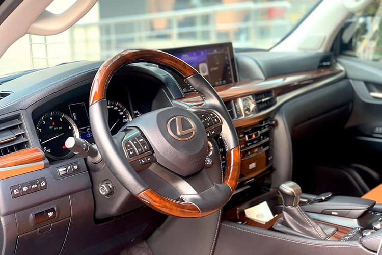 Bên trong cabin, ngoài nội thất da cao cấp - bảng điều khiển trung tâm bố trí lại với các nút điều khiển liên quan tới chức năng lái bao gồm: lựa chọn chế độ lái, chức năng hỗ trợ vượt địa hình và tính năng kiểm soát ổn định thân xe được chia thành một khu vực điều khiển riêng, tách biệt. Vô lăng 3 chấu trên xe được bọc da, đi kèm tính năng nhớ vị trí.