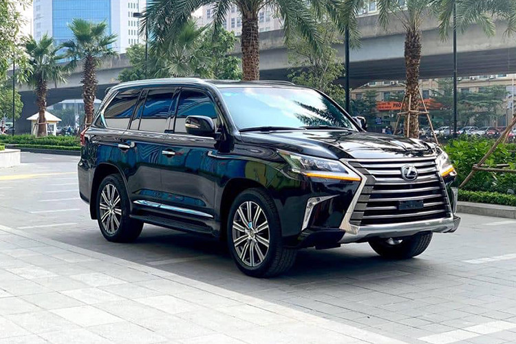 Phiên bản của mẫu xe sang Lexus LX570 2016 được nâng cấp của thế hệ LX trước đó, xe vốn đã được bán từ năm 2017 và liên tục được cải tiến từ đó tới nay. Mới đây, một chiếc LX570 2016 được chủ nhân đưa lên sàn xe cũ với mức giá hơn 6 tỷ đồng sau khoảng 4 năm sử dụng. Được biết đây là phiên bản nhập khẩu Trung Đông.