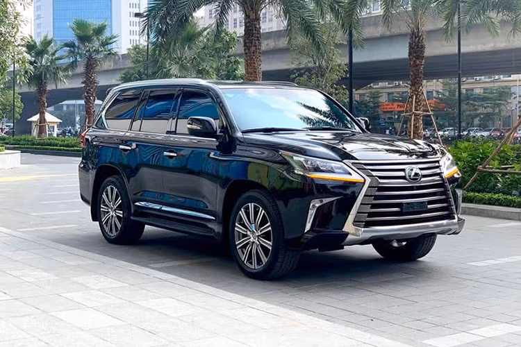 Phiên bản của mẫu xe sang Lexus LX570 2016 được nâng cấp của thế hệ LX trước đó, xe vốn đã được bán từ năm 2017 và liên tục được cải tiến từ đó tới nay. Mới đây, một chiếc LX570 2016 được chủ nhân đưa lên sàn xe cũ với mức giá hơn 6 tỷ đồng sau khoảng 4 năm sử dụng. Được biết đây là phiên bản nhập khẩu Trung Đông.