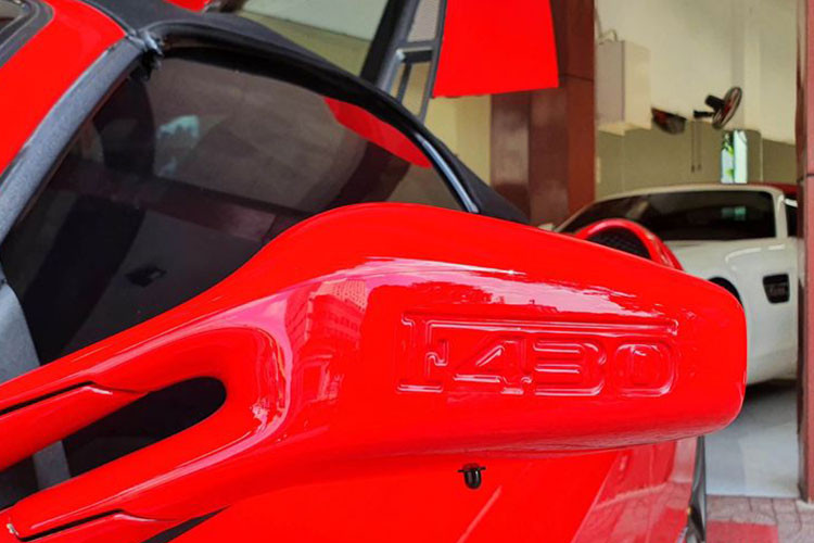 Siêu xe mui trần Ferrari F430 Spider mới lộ diện được ông Đặng Lê Nguyên Vũ mua lại và cầm lái trên đường phố Sài Gòn được trang bị động cơ V8, dung tích 4,3 lít, sản sinh công suất tối đa 483 mã lực và mô-men xoắn cực đại 465 Nm tại 5.250 vòng/phút.