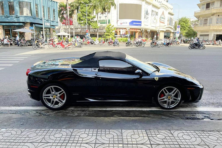 Chiếc Ferrari F430 Spider thứ 2 này cùng với "hắc mã" Ferrari F12 Berlinetta từng xuất hiện với nhau chung mái nhà cũ và giờ đây lại gắn bó tiếp bên nhau khi được nhà sưu tập xe lớn nhất Việt Nam mua lại. Được biết, còn trên 3 chiếc xe Ferrari khác mà ông Vũ đã mua lại vẫn chưa lộ diện công khai.