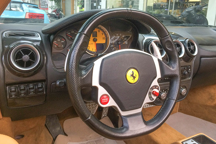 Dù có khác màu áo hiện tại nhưng cả 2 xe Ferrari F430 Spider của ông Đặng Lê Nguyên Vũ đều có thời gian để đóng hoặc mở mui chỉ mất khoảng 15 giây, người lái thực hiện thông qua nút bấm bên trong khoang lái, phần mui sẽ tự động gập vào không gian đằng sau khoang động cơ.