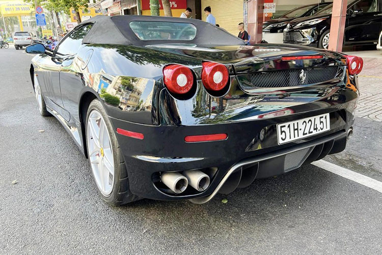 Khác với chiếc Ferrari F430 Spider đầu tiên của ông Đặng Lê Nguyên Vũ đã gắn bó hơn 5 năm qua hiện mang màu áo bạc, chiếc xe Ferrari F430 Spider thứ 2 lại có màu đen bóng, đây là sản phẩm được dán đề-can. Quá trình thay áo diễn ra tại 1 showroom chuyên bán siêu xe ở quận 5 khi ông chủ ở đây đã thu mua số lượng lớn siêu xe trong thời gian qua.