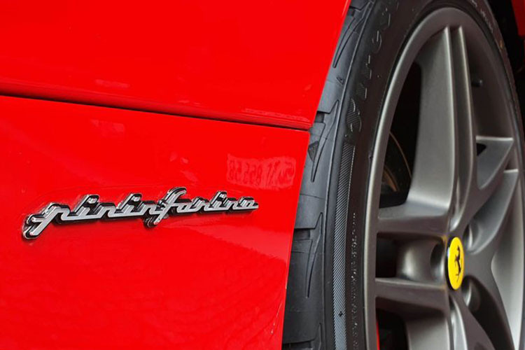 Mui của xe Ferrari F430 Spider là dạng mui mềm, không phải mui cứng như các dòng xe sau này. F430 Spider là mẫu siêu xe mui trần được Ferrari ra mắt công chúng tại triển lãm Geneve Motor Show năm 2005, muộn hơn 1 năm so với biến thể Coupe. Cả hai phiên bản F430 Spider và Coupe đều được hãng xe Ý sản xuất đến năm 2009.