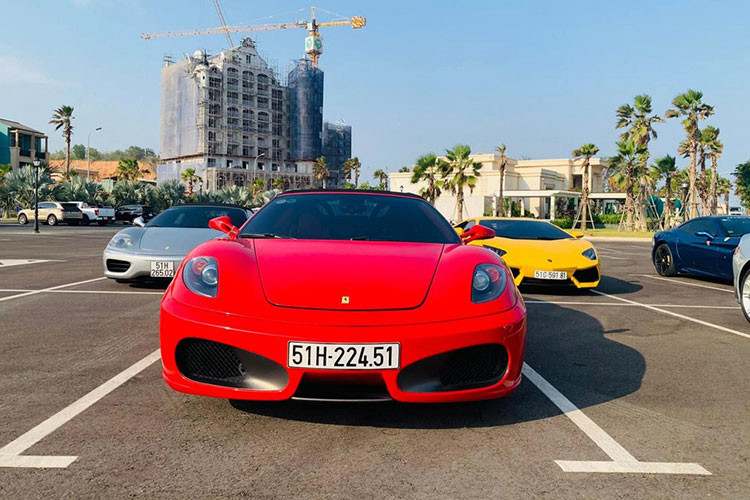 Như vậy, chiếc Ferrari F430 Spider của Đặng Lê Nguyên Vũ cũng là chiếc thứ 2 cùng tên trong dàn "siêu ngựa". Chiếc siêu xe mui trần Ferrari F430 Spider này trước đây từng nằm trong bộ sưu tập siêu xe trăm tỷ của tập đoàn Novaland và thường xuyên xuất hiện tại các sự kiện đình đám.