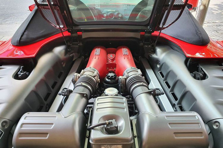 Tương tự như đàn anh Ferrari 360 Spider huyền thoại, nắp máy của F430 Spider được làm từ kính trong suốt, để lộ vẻ đẹp của một trong những khối động cơ tiêu biểu nhất của Ferrari. Chưa hết, kể từ dòng xe 458 Spider trở đi, các phiên bản mui trần hậu duệ đều sử dụng nắp máy kín.