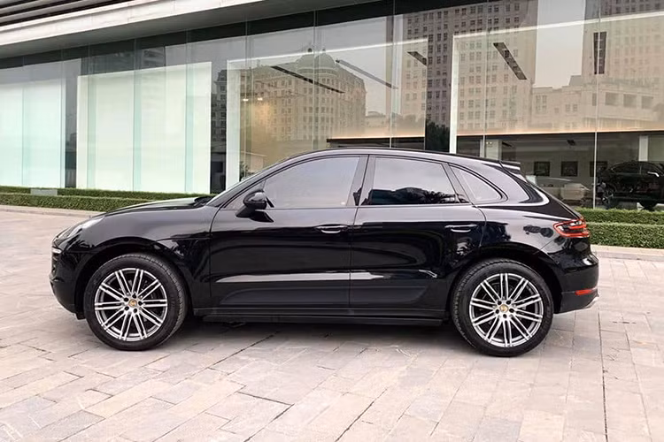 Mới đây, một người dùng tại Hà Nội đã chào bán chiếc Porsche Macan của mình trên sàn xe cũ. Đây là phiên bản 2014 nhưng được người dùng mua và đăng ký vào năm 2015 và chỉ mới lăn bánh khoảng 3 vạn miles.