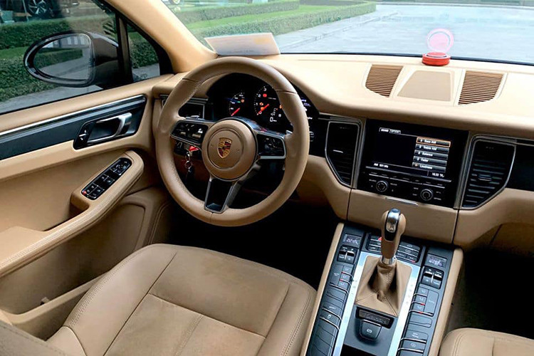 Không gian nội thất của Porsche Macan khá sang trọng với điểm nhấn là cụm cần số-khu vực điều khiển trung tâm có thiết kế đẹp mắt, các ghế ngồi kiểu dáng thể thao được bọc da, vô-lăng thể thao 3 chấu được bọc alcantara và trang bị thêm cặp lẫy sang số trực tiếp nhằm đem lại cảm giác lái phấn khích cho người điều khiển. Hệ thống điều hòa không khí tự động hai vùng là trang bị tiêu chuẩn.