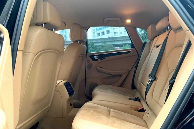 Phiên bản Macan R4 sử dụng động cơ xăng 4 xi lanh thẳng hàng kết hợp với tăng áp cực kỳ hiệu quả và mạnh mẽ, dung tích 2,0 lít cung cấp 237 mã lực (174 kW). Tiêu thụ nhiên liệu theo tiêu chuẩn NEDC, mức tiêu thụ nhiên liệu của Macan là 7,2 lít cho 100 km, tăng tốc từ 0 -100 km/h chỉ trong 6,9 giây với tốc độ tối đa 223 km/h.