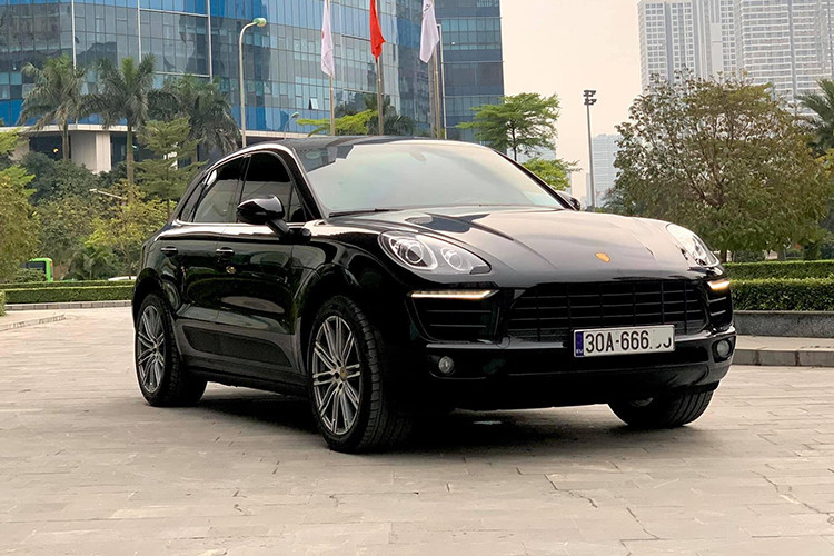 Mẫu xe thể thao đa dụng cỡ nhỏ Porsche Macan đời 2014 từng chính thức được giới thiệu tới thị trường Việt Nam với 3 phiên bản Macan 2.0, Macan S, Macan Turbo. Đây được xem là mẫu crossover hạng sang cao cấp nhằm cạnh tranh với "đối thủ" đồng hương Audi Q5.