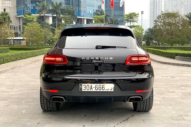 Porsche Macan có thiết kế đậm chất thể thao trong một chiếc SUV với hốc hút gió phía khá lớn (tích hợp dãy đèn LED chạy ban ngày) và tách biệt với đèn sương mù, cụm đèn pha với những đường cong mềm mại. Ở phía sau, cụm đèn hậu thanh mảnh hơn và được vuốt rộng ra hai bên thân xe. Phiên bản Macan R4 và Macan S sẽ dùng bộ mâm cỡ 18 inch còn Macan Turbo được trang bị la-zăng 19 inch. 