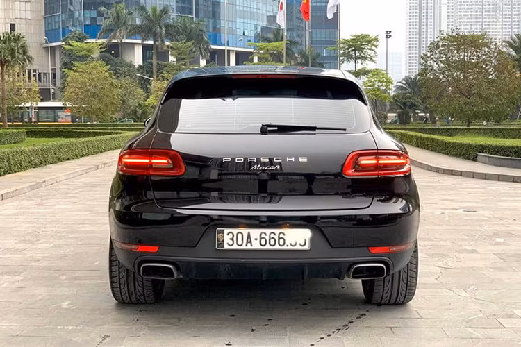 Porsche Macan có thiết kế đậm chất thể thao trong một chiếc SUV với hốc hút gió phía khá lớn (tích hợp dãy đèn LED chạy ban ngày) và tách biệt với đèn sương mù, cụm đèn pha với những đường cong mềm mại. Ở phía sau, cụm đèn hậu thanh mảnh hơn và được vuốt rộng ra hai bên thân xe. Phiên bản Macan R4 và Macan S sẽ dùng bộ mâm cỡ 18 inch còn Macan Turbo được trang bị la-zăng 19 inch. 